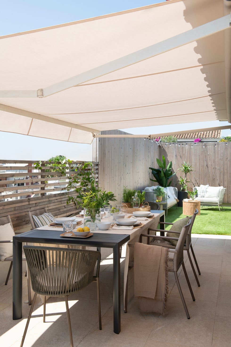 comedor exterior con toldo