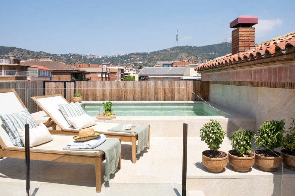 piscina con hamacas