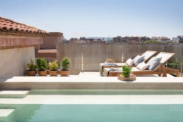 terraza ático piscina con hamacas