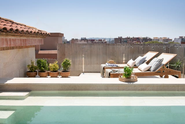 terraza ático piscina con hamacas