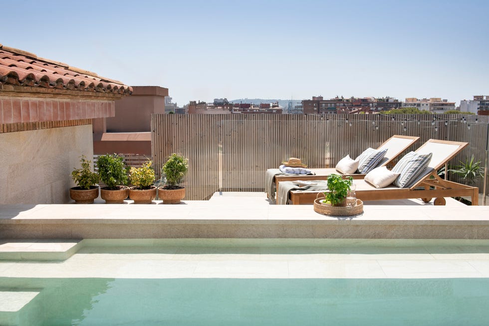 terraza ático piscina con hamacas