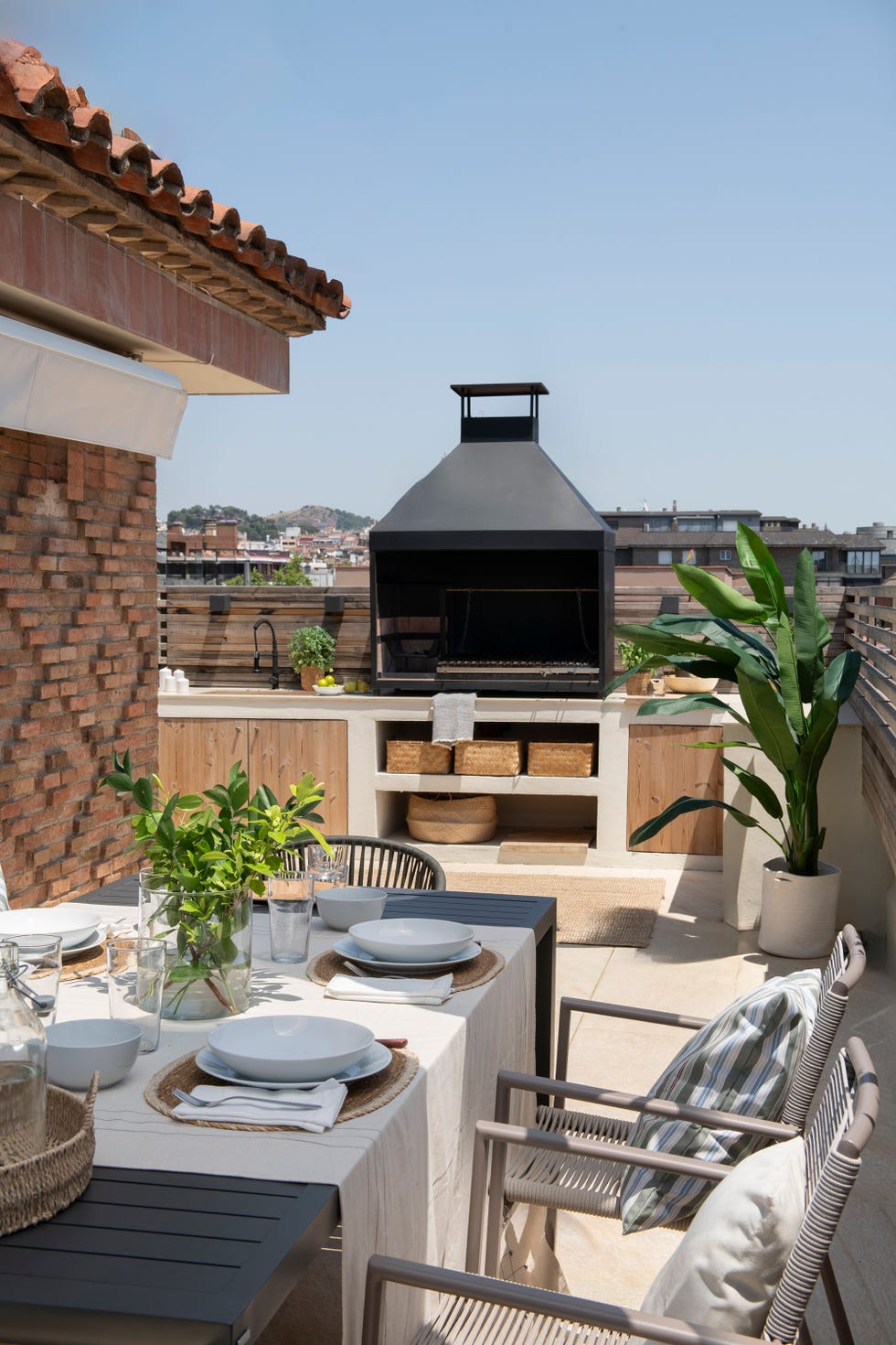 comedor exterior con barbacoa