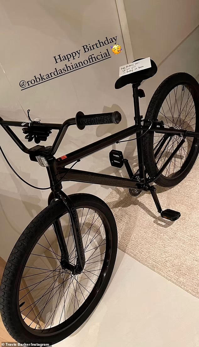el regalo conjunto de travis barker y kourtney kardashian a rob