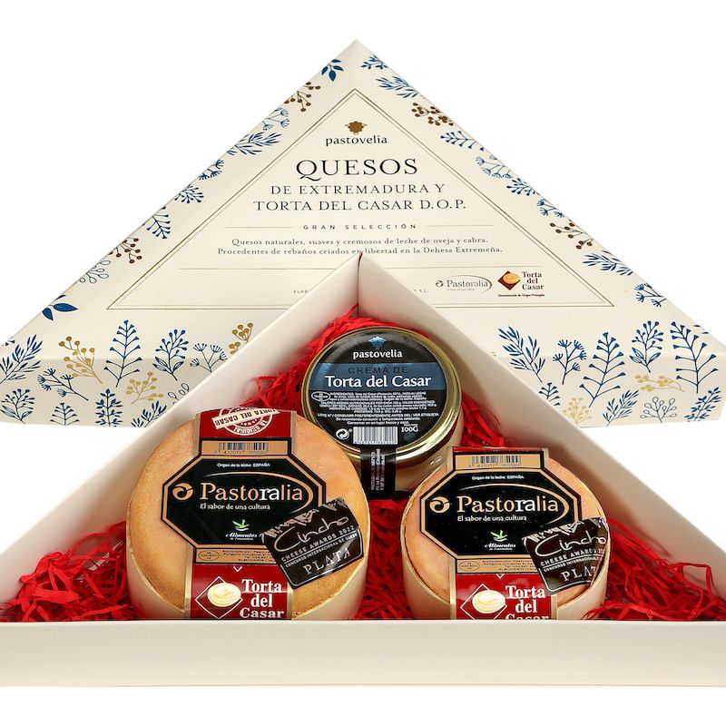 imagen de una caja con tres quesos de torta del casar