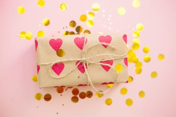 ideas para envolver regalos caja con corazones y confetti