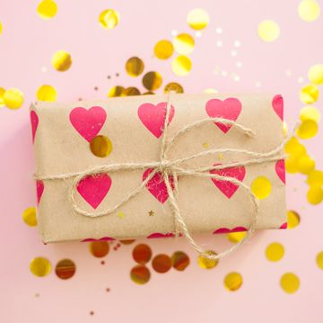 ideas para envolver regalos caja con corazones y confetti