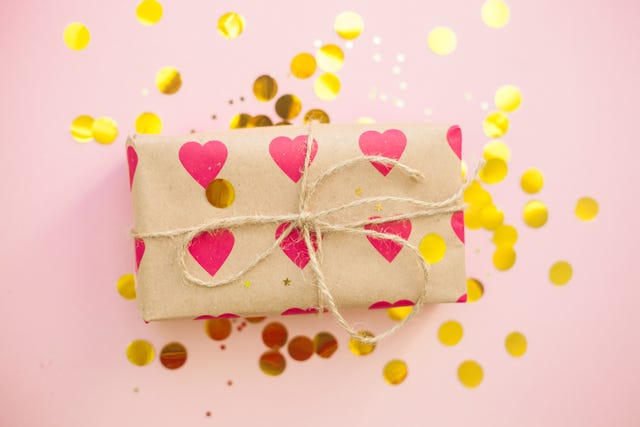 ideas para envolver regalos caja con corazones y confetti