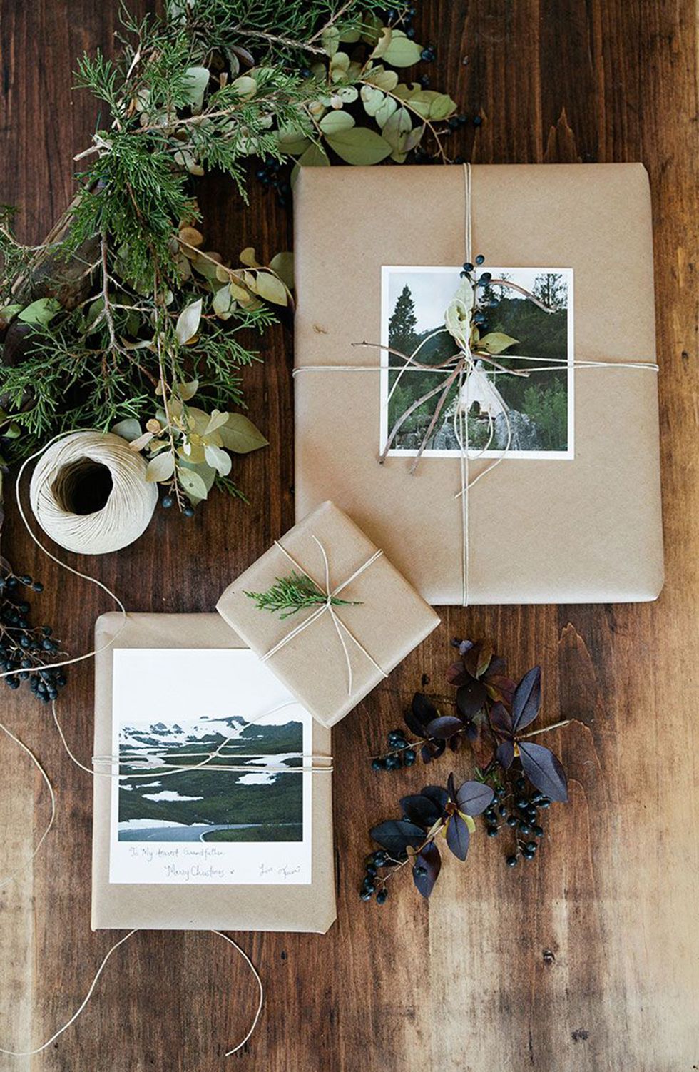 regalos envueltos con papel, fotos y plantas