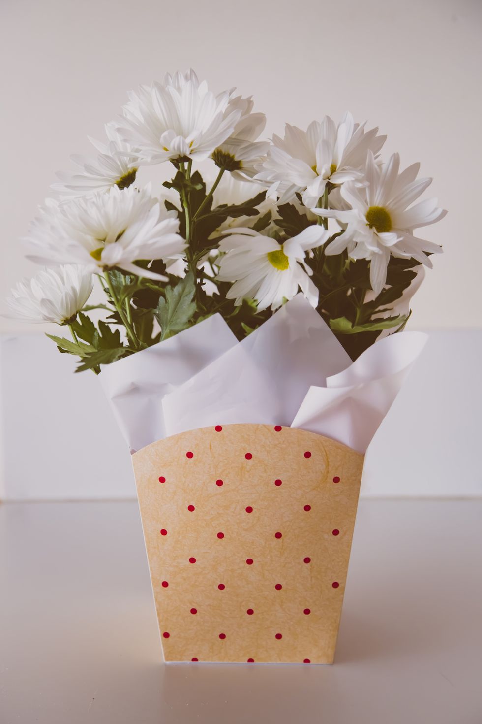 ideas para envolver tus regalos ramo de flores en un paquete de lunares