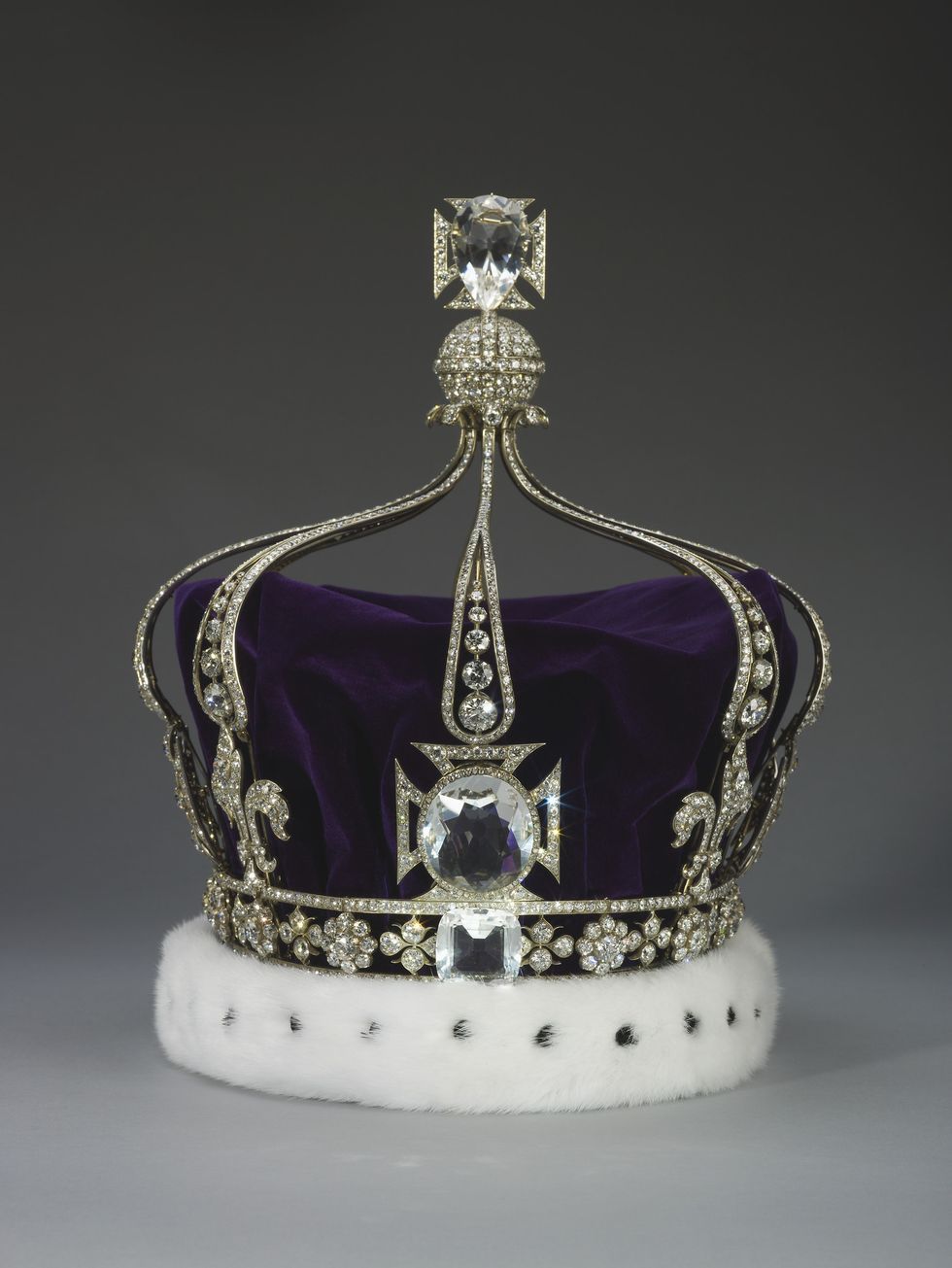 La corona di Regina Camilla polemiche contro la regina