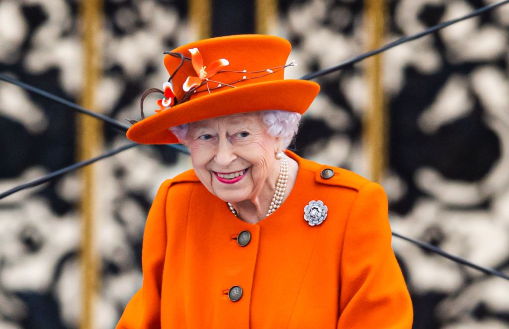 La regina Elisabetta in abito arancione, le curiosità sui look sgargianti