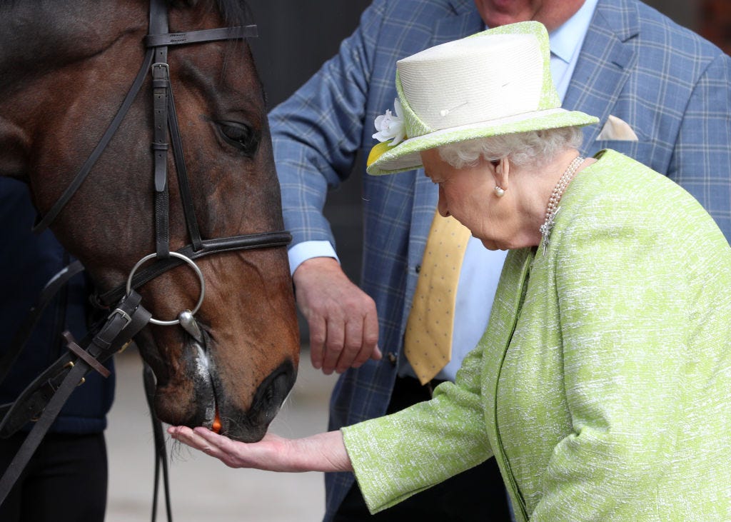 A 93 anni la regina Elisabetta cavalca ancora 