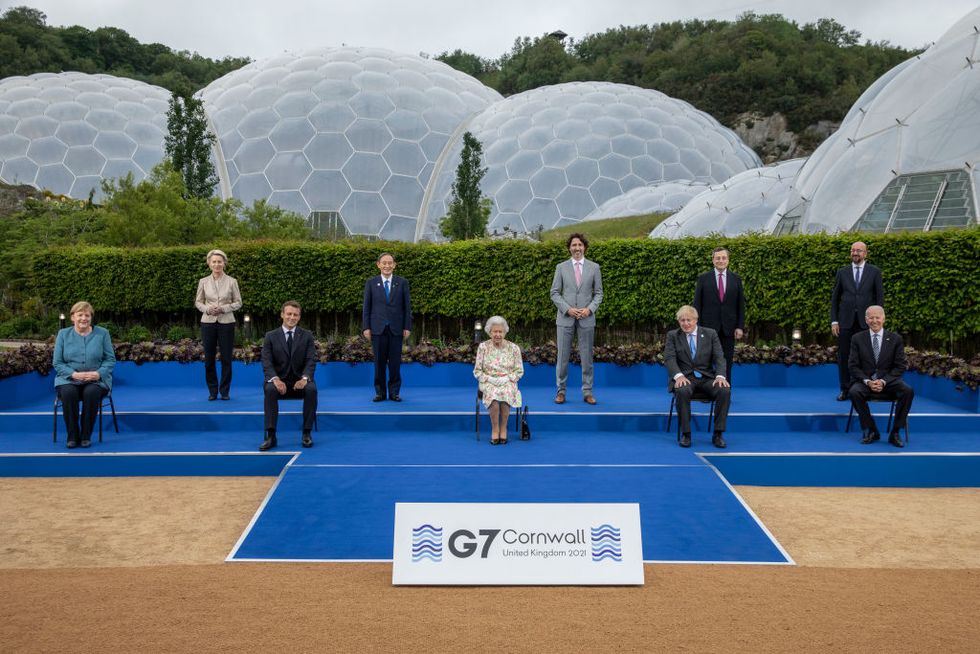 la regina elisabetta con i leader del g7 in cornovaglia