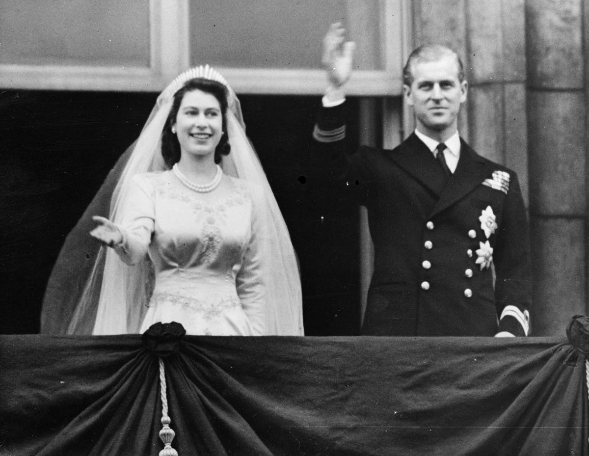 La storia d'amore tra la regina Elisabetta e il principe Filippo
