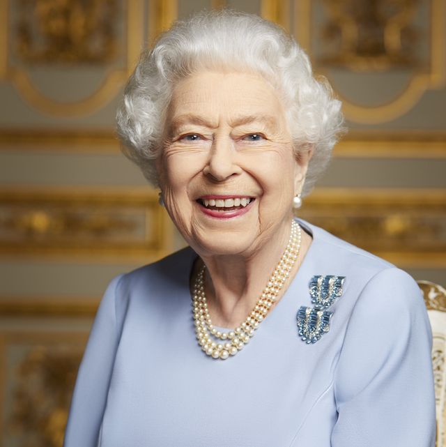Buckingham Palace svela il ritratto finale mai visto della regina Elisabetta  II