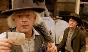 christopher lloyd, en primer plano, y michael j fox en un fotograma de regreso al futuro 3