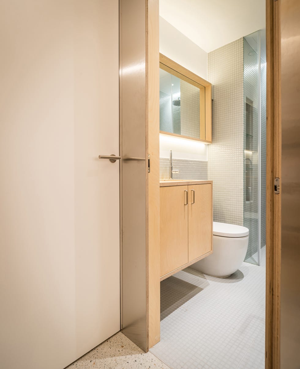 baño con muebles de madera de abedul