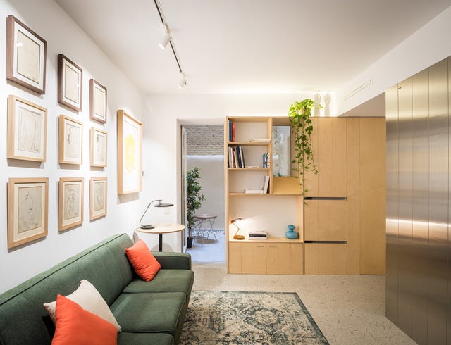 salón con armario de madera de abedul y acceso al patio