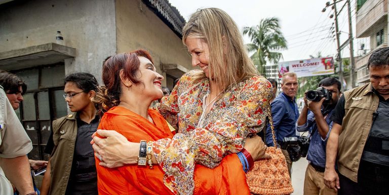 maxima de holanda abraza a una mujer en la india