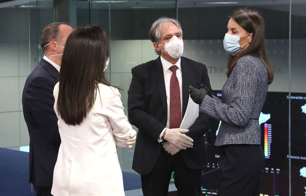 los reyes visitan en la sede de red eléctrica de españa el centro de control del sistema eléctrico cecoel