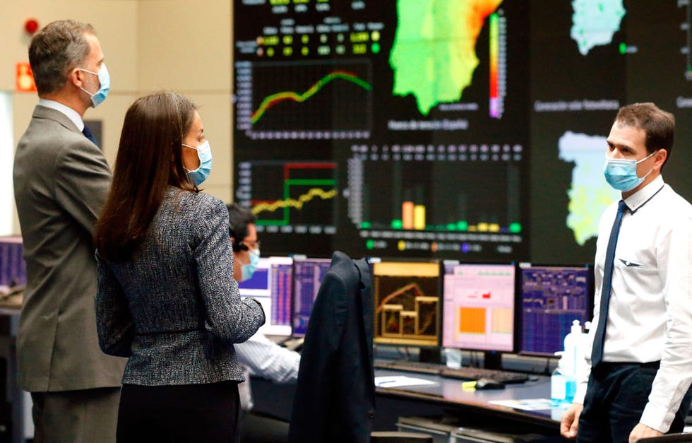 los reyes visitan en la sede de red eléctrica de españa el centro de control del sistema eléctrico cecoel