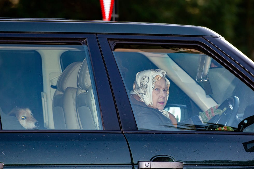 reina Isabel II, duques de Sussex, príncipe Harry, Meghan Markle,  La reina Isabel II reaparece tras la renuncia de los duques de Sussex, polémica duques de Duques de Sussex