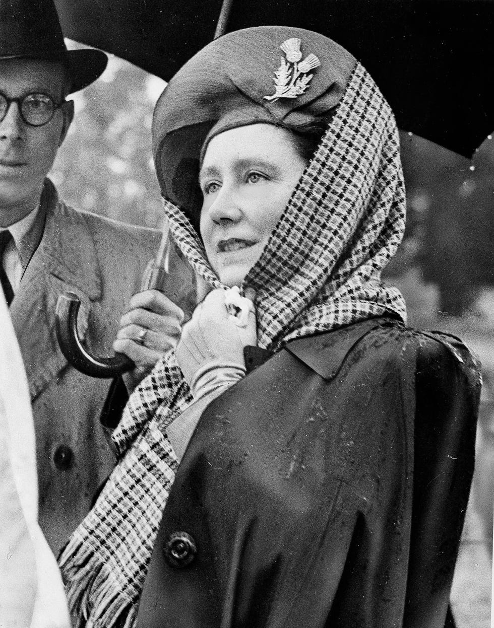 la reina isabel ii en una imagen de 1946 durante un tour por las granjas reales junto al rey jorge vi con un broche en la cabeza