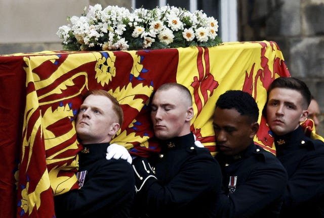 el ataúd de isabel ii con bandera y corona de flores