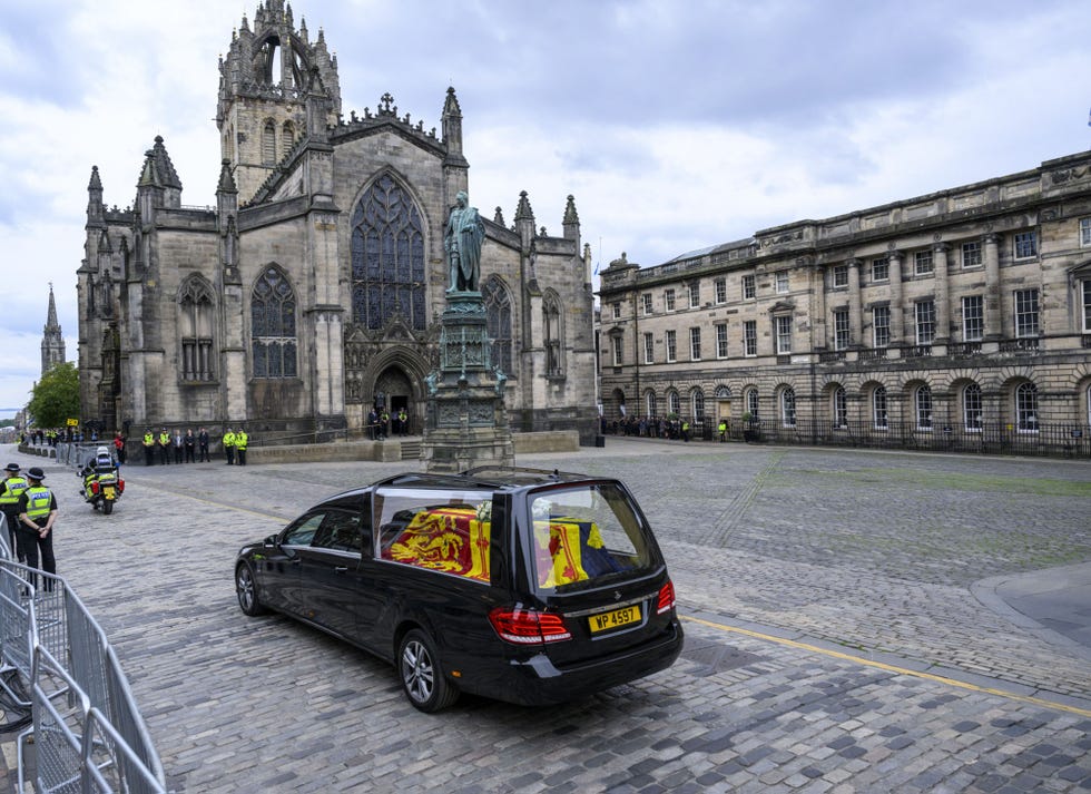el ataúd de isabel ii pasa por delante de la catedral de st giles en edimburgo