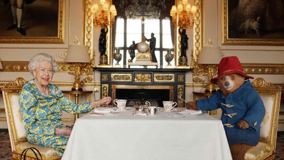la reina isabel ii y el oso paddington toman el té en el palacio de buckingham