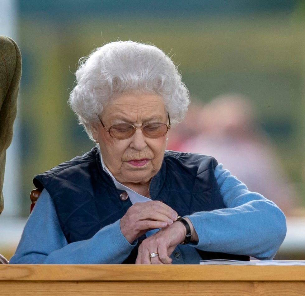 la reina isabel ii mirando el reloj