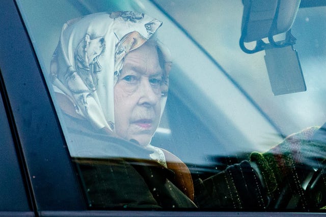 reina Isabel II, duques de Sussex, príncipe Harry, Meghan Markle,  La reina Isabel II reaparece tras la renuncia de los duques de Sussex, polémica duques de Duques de Sussex
