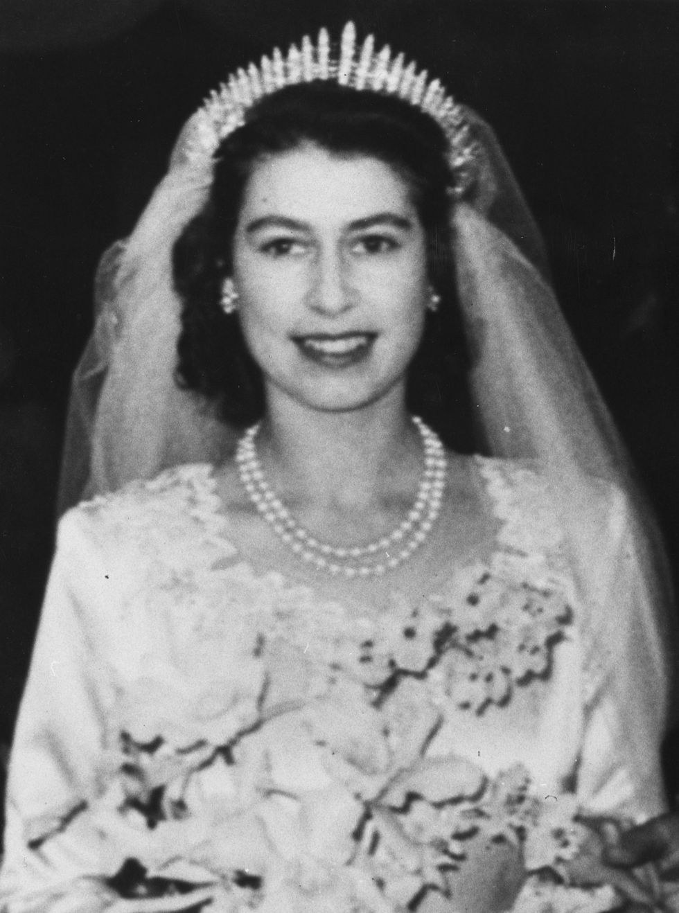 la reina isabel en su boda con felipe de edimburgo