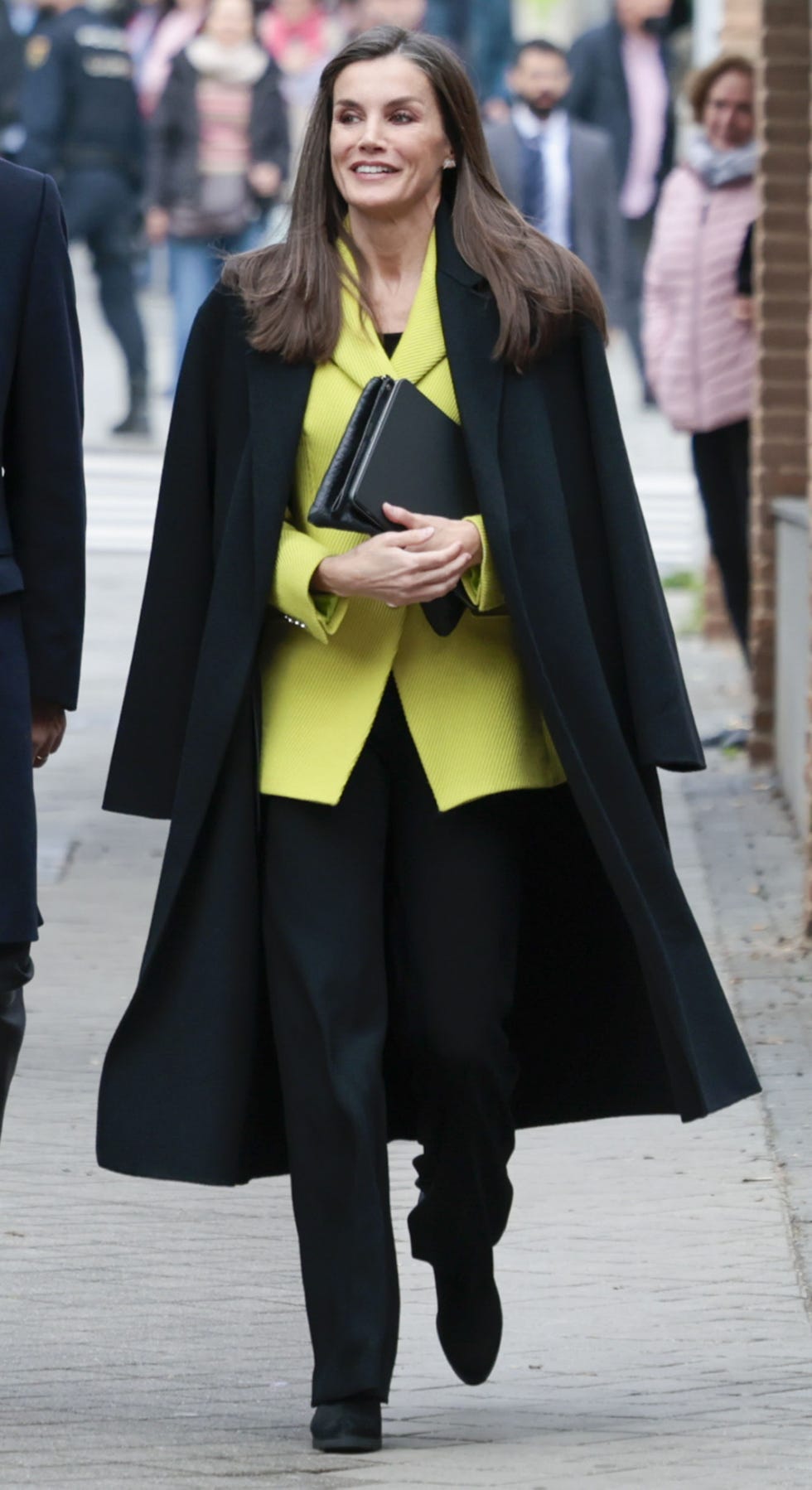 letizia con chaqueta de boss y abrigo y pantalones en color negro