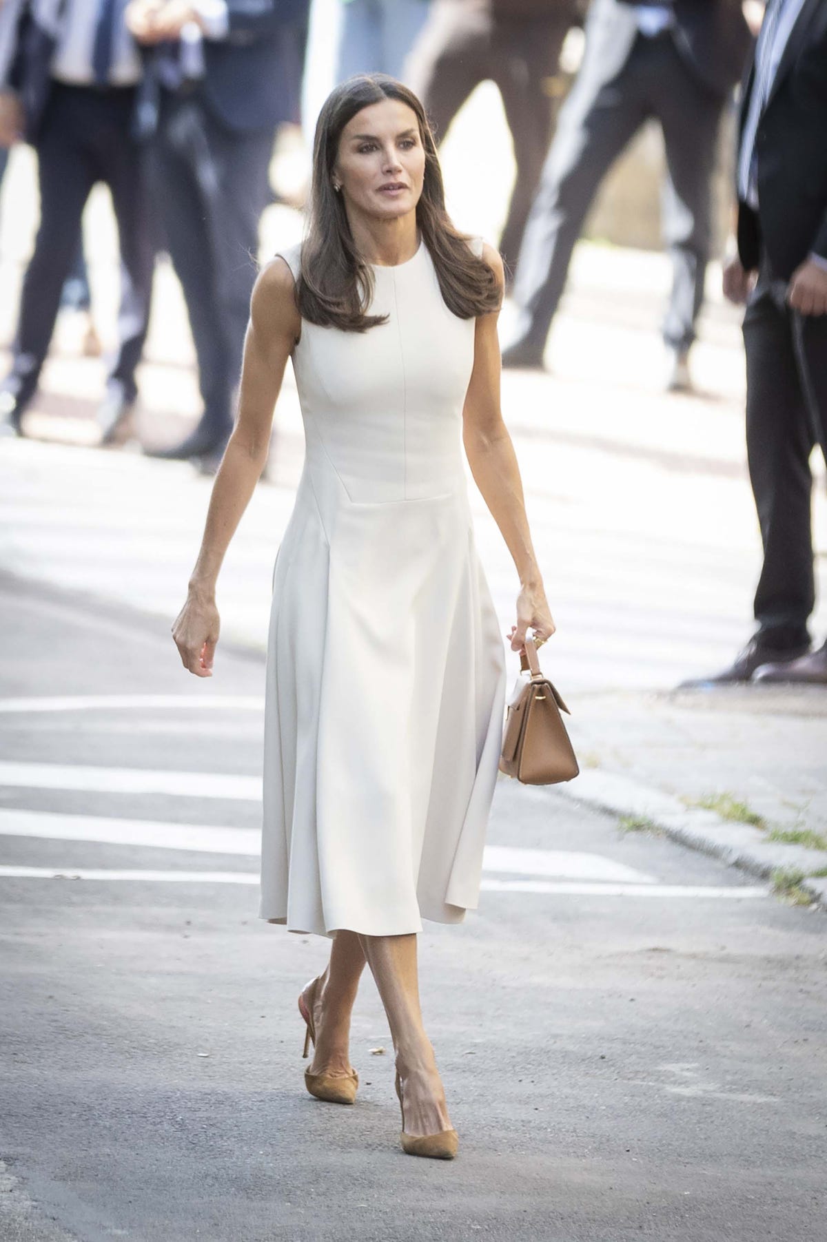 El vestido blanco ibicenco que agotó la reina Letizia puede volver a ser  tuyo