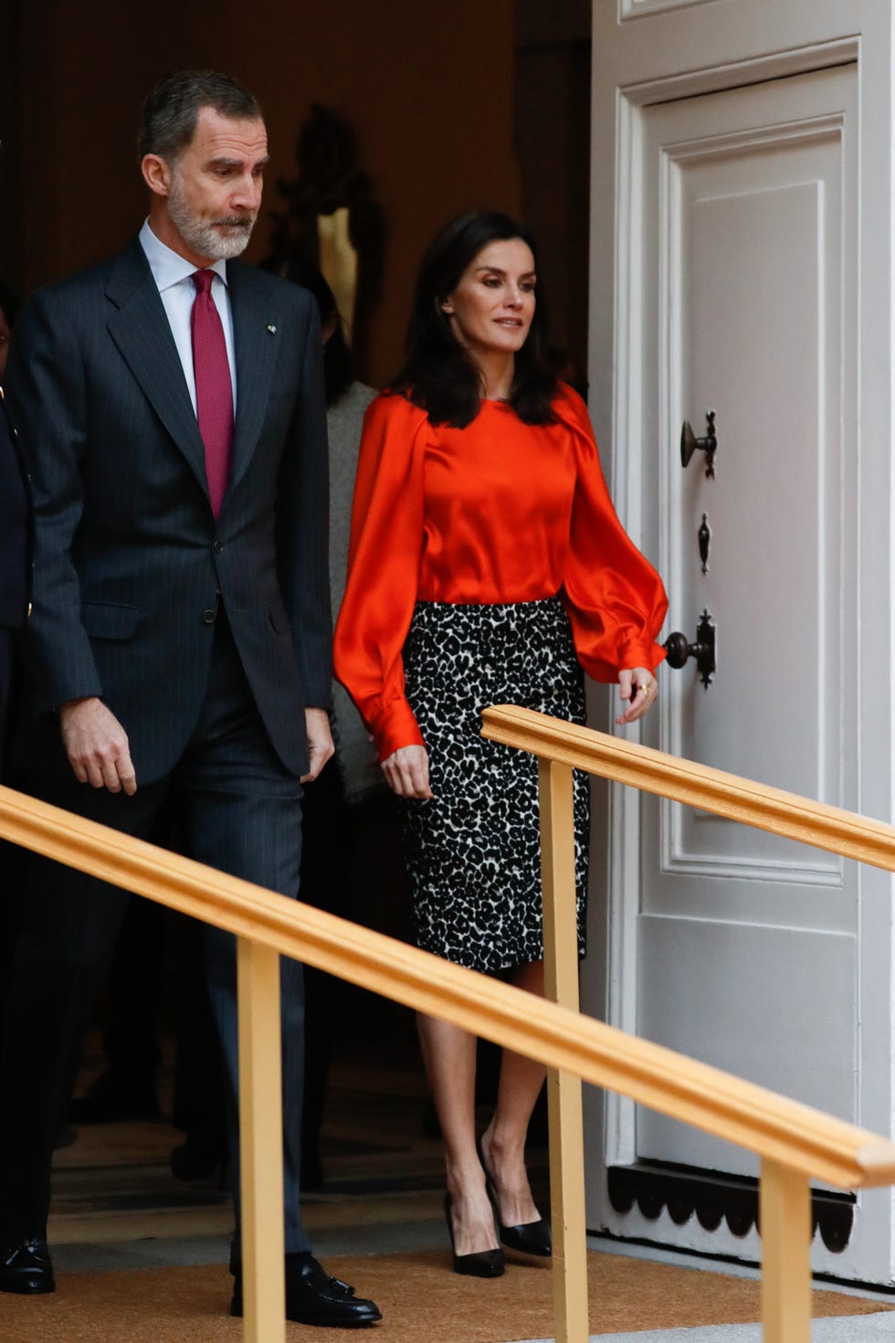 la reina letizia con falda animal print tubo