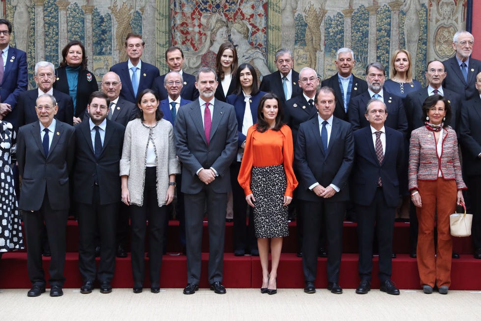 la reina letizia con falda animal print tubo