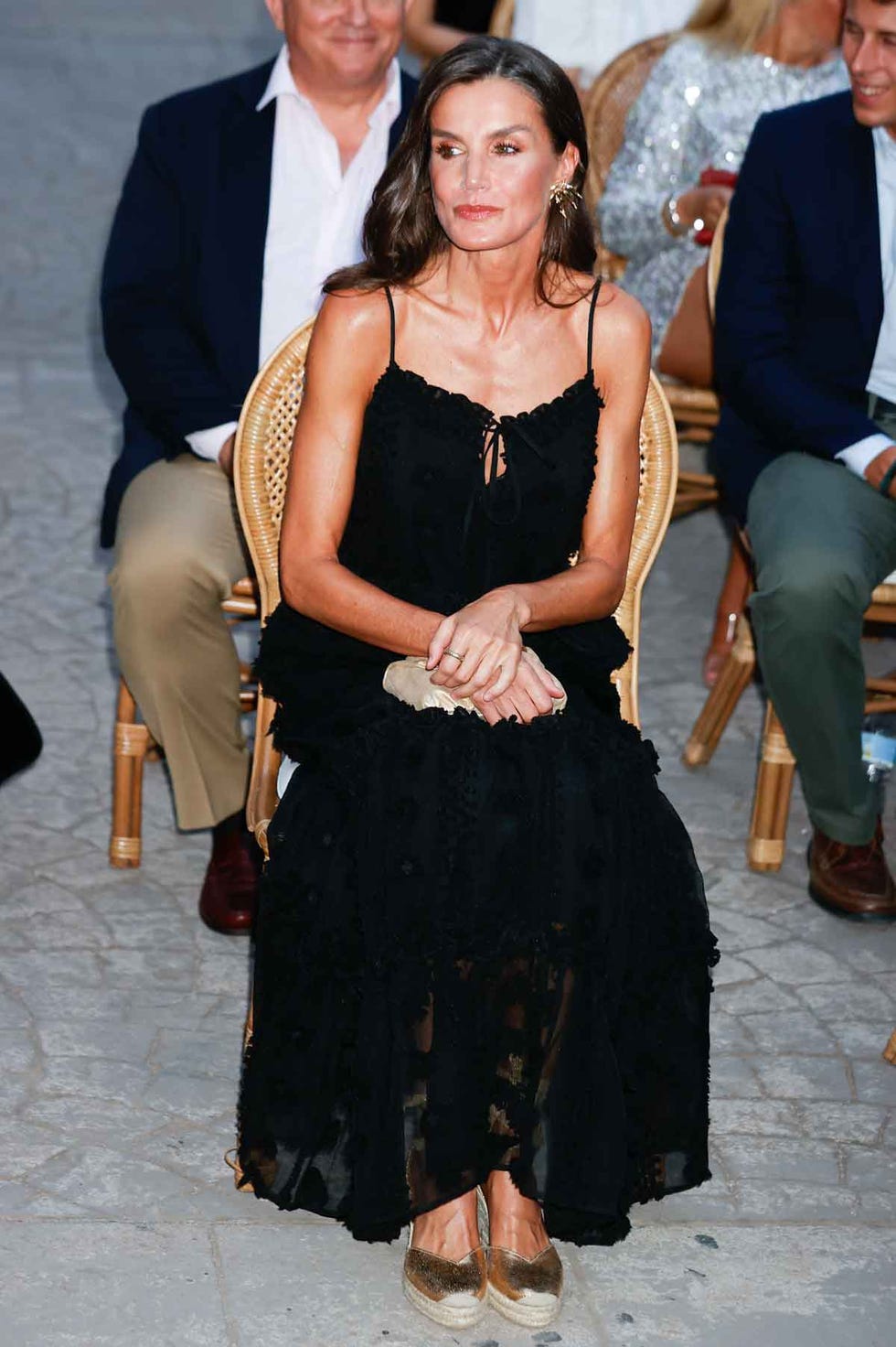la reina letizia comienza su verano en mallorca de festivo negro y dorado