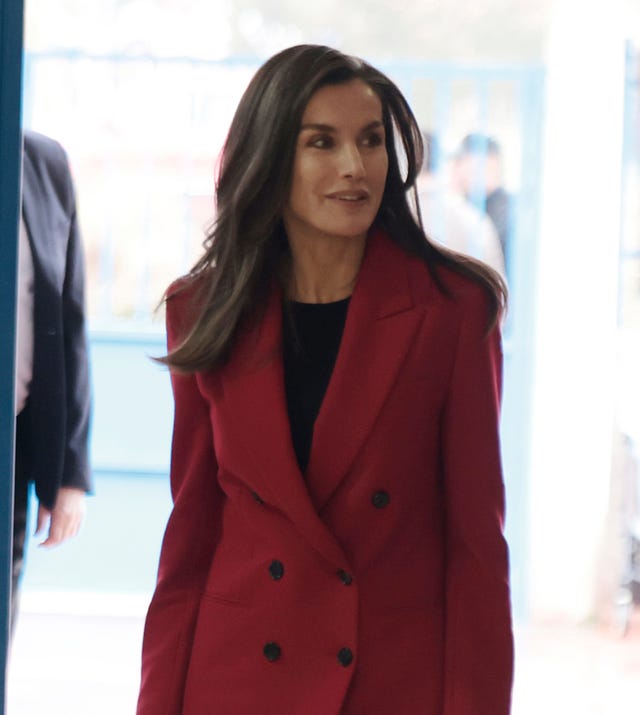 la reina letizia en su visita al ceip cortes de cadiz en madrid con traje rojo burdeos de hugo boss