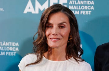 la reina letizia posa con vestido blanco en el atlantida mallorca film fest