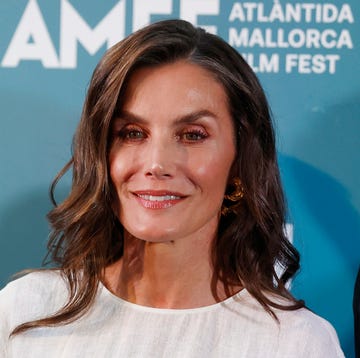 La reina Letizia la reina letizia posa con vestido blanco en el atlantida mallorca film fest