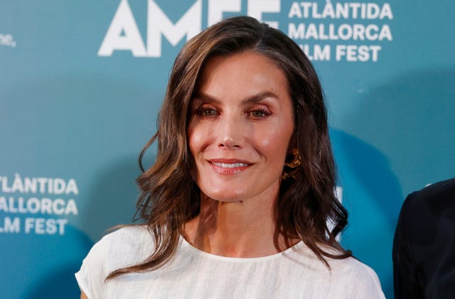 la reina letizia posa con vestido blanco en el atlantida mallorca film fest
