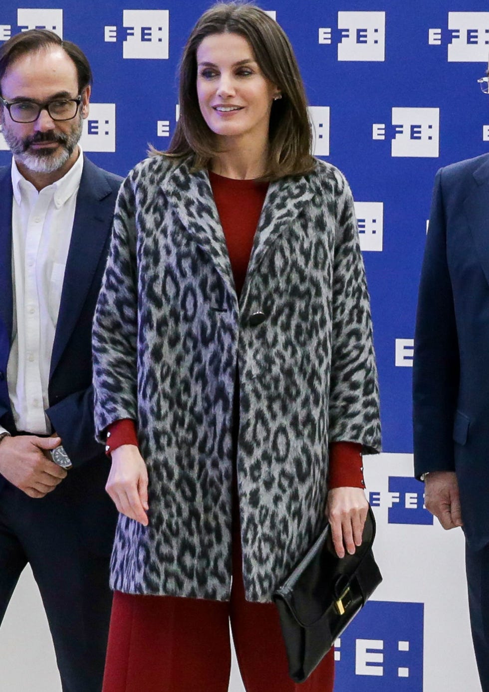 La mujer de Felipe VI ha apostado por un conjunto rojo y abrigo animal-print para una reunión con el consejo asesor de la Fundación Español Urgente Fundéu BBVA, en Madrid.