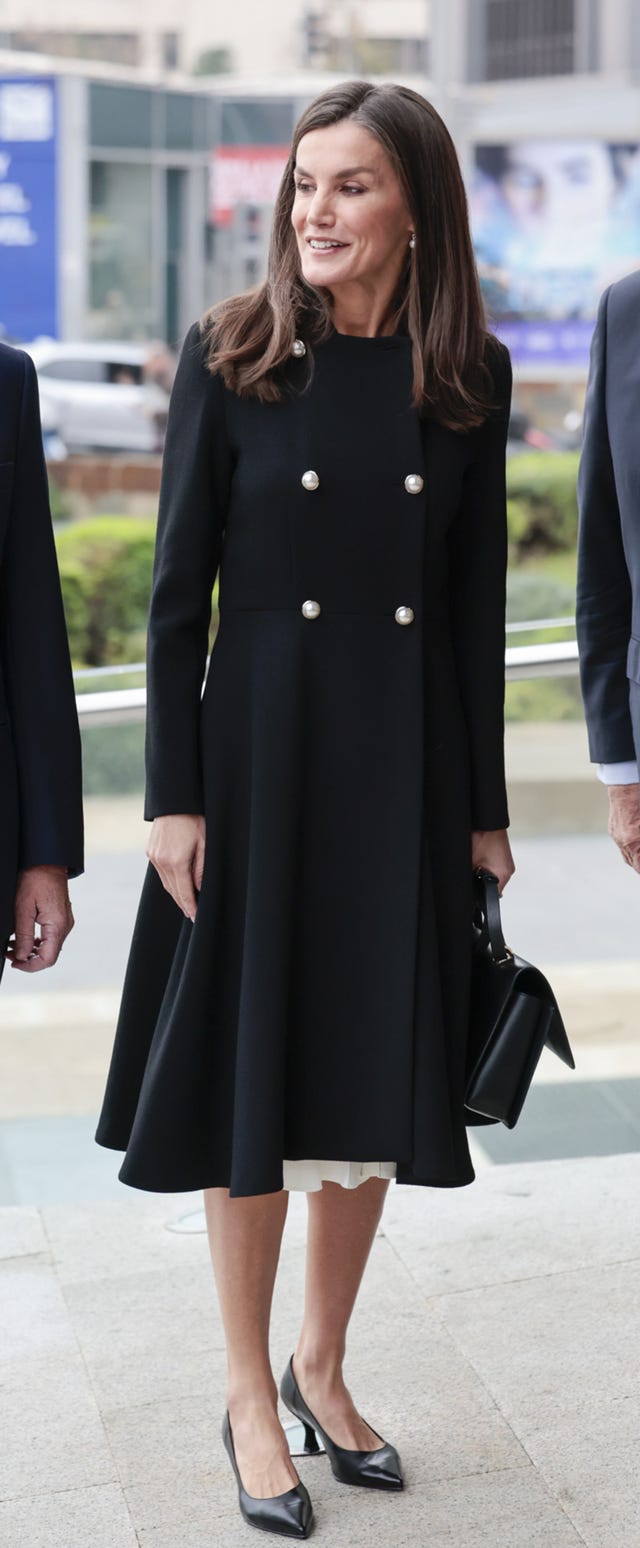la esposa del rey felipe vi con abrigo negro en madrid