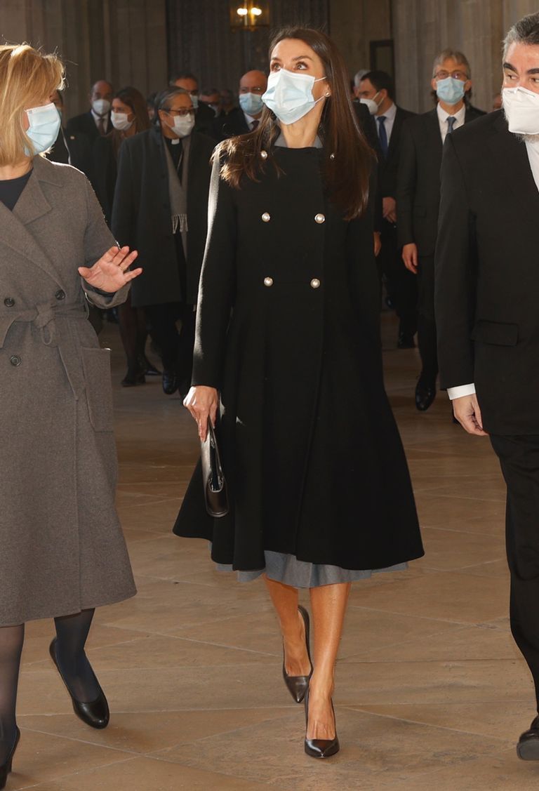 la reina letizia con abrigo negro joya con perlas de carolina herrena