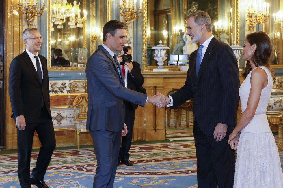 madrid, 30052022  el presidente del gobierno, pedro s√°nchez 2i saluda al rey felipe vi 2d junto a la reina letizia d y el secretario general de la otan, jens stoltenberg i antes del almuerzo oficial en el palacio real este lunes por motivo de la conmemoraci√≥n por el 40 aniversario del ingreso de espa√±a en la otan