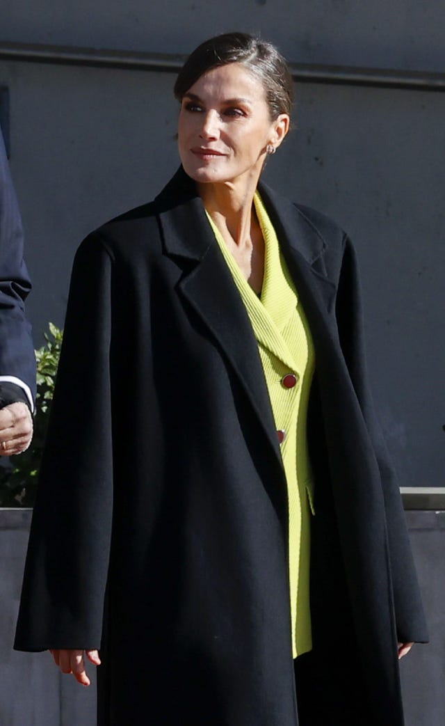 letizia estrena una chaqueta en verde lima de boss en el aeropuerto de madrid barajas