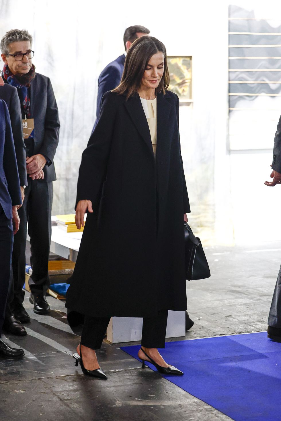 la reina letizia en arco con zapatos de tacón sensato