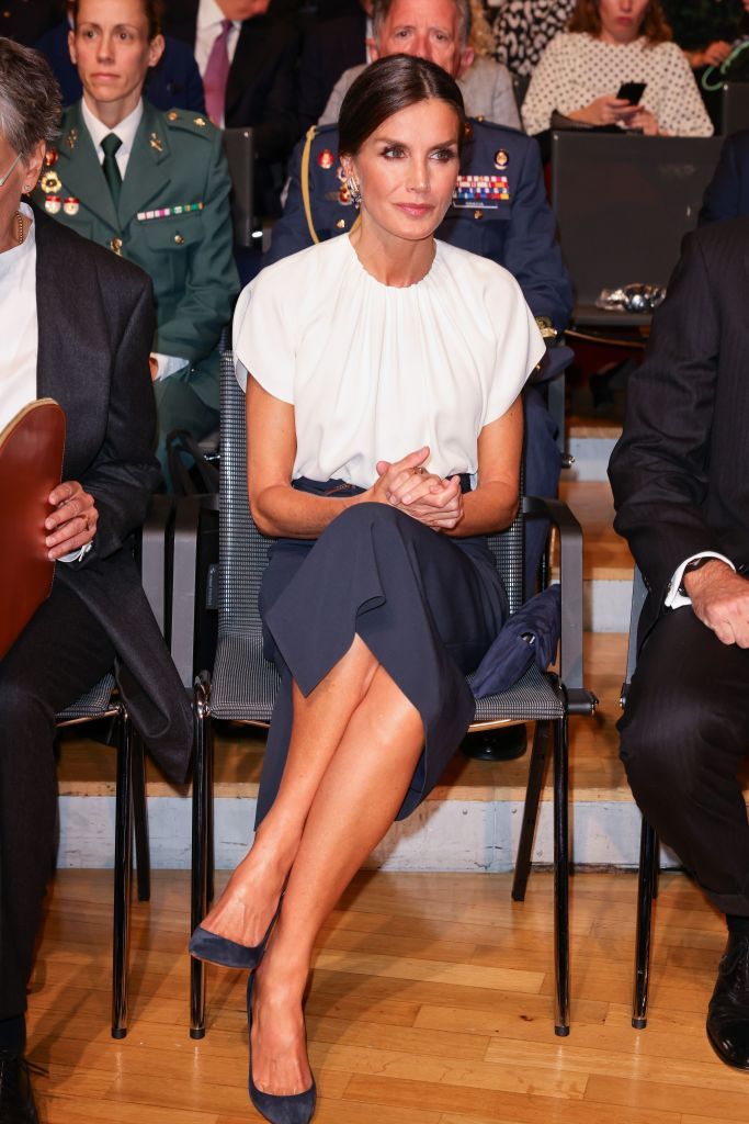 la reina letizia con blusa y falda de tubo de hugo boss