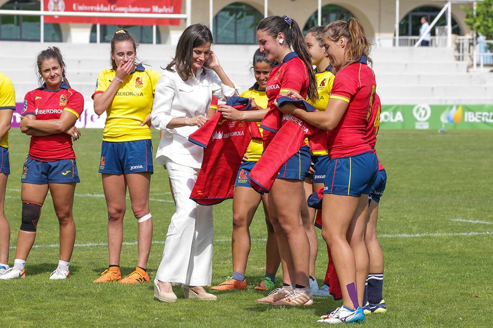 La reina Letizia asiste a un entrenamiento de la Selección nacional femenina de Rugby 7 y recibe una camiseta personalizada de regalo